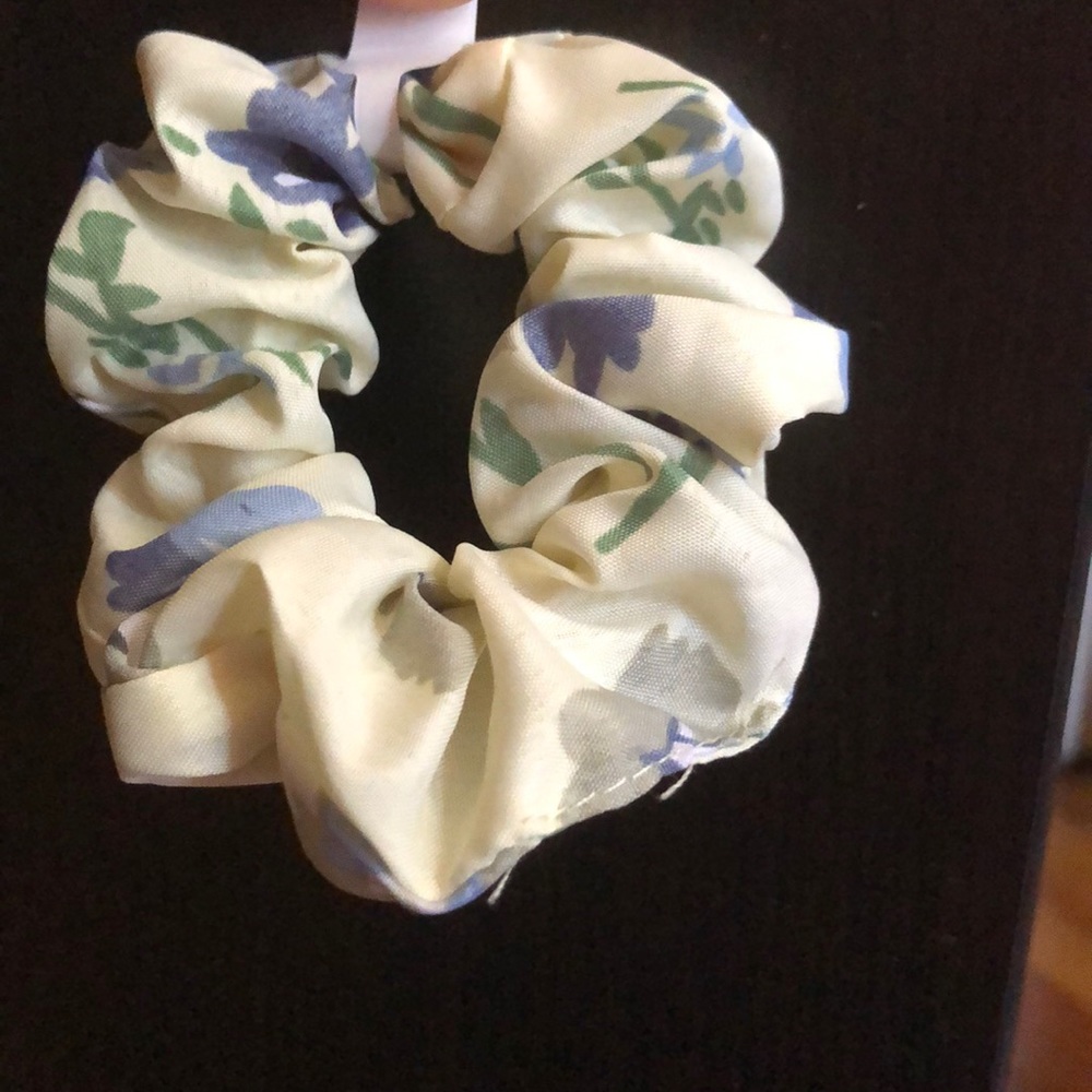 Flower hair tie
